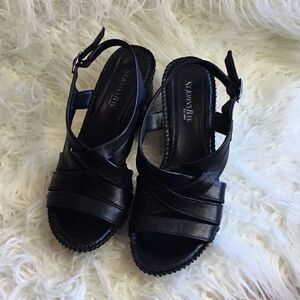 ST JOHNS BAY black strapped sandals in size 7 NWOT